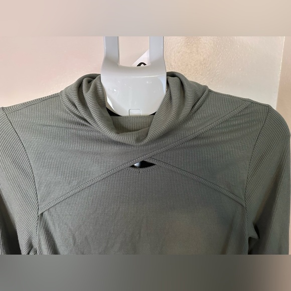 NWT BKE Agave Green Long Sleeve Mock Neck Keyhole Top - Picture 3 of 5